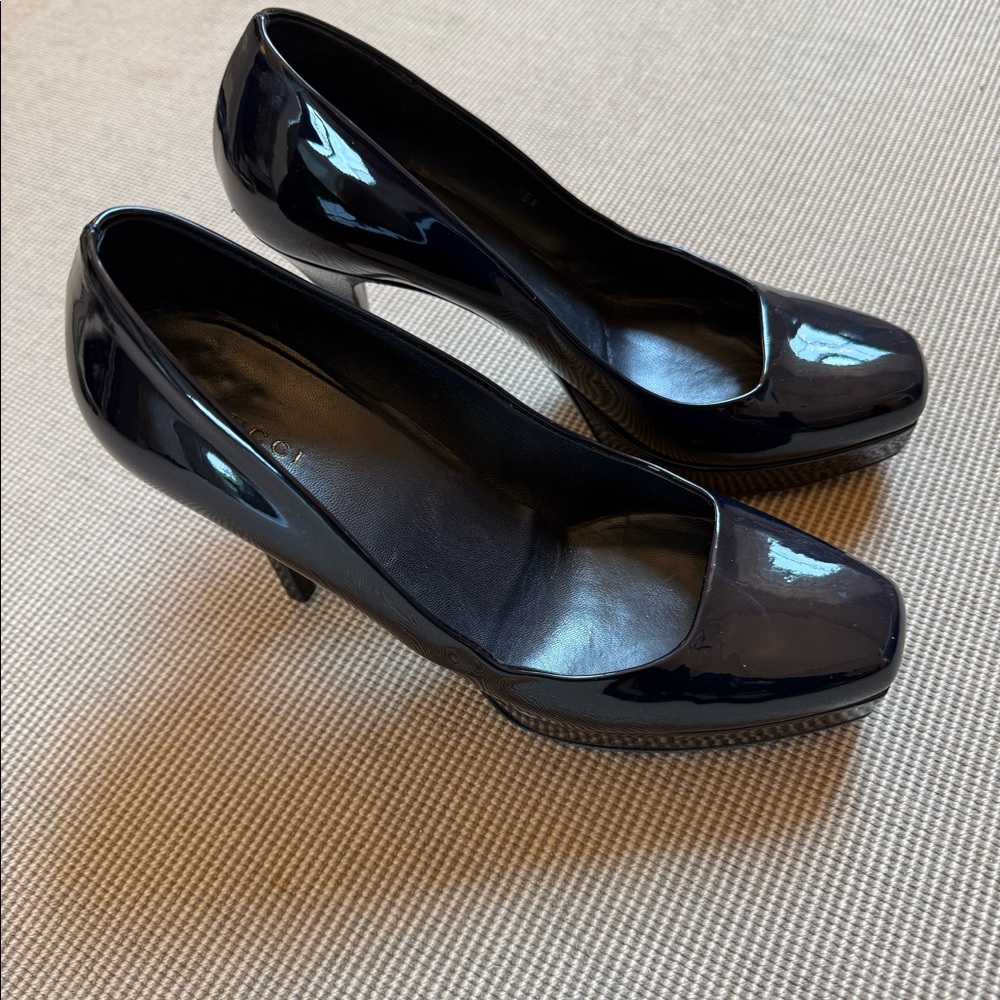 Gucci Navy Blue patent leather pumps 38 1/2
